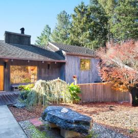 Serene 3 BDR Family Home With Hot Tub Mins to Shell Beach Trail, hotel in Sea Ranch