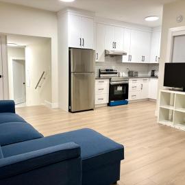 Sunny White Rock 2BR, Steps to Sand, Brand New Stay، فندق في وايت روك