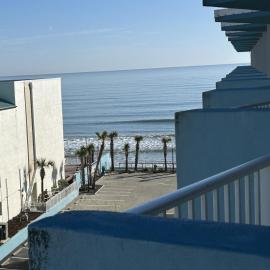Beach Condo with Pool & Tiki Bar!, hotel a Daytona Beach