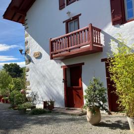 Ancienne maison basque au calme au pied de la Rhune, Hotel in Sare