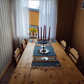 Leilighet nær E4 i sentrum av Eina, hotel en Eina