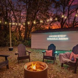 Game Room and Huge Yard with Fire Pit Yard Games and BBQ Near UE and Downtown, hotel a Evansville