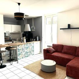 Appartement confort laval, khách sạn ở Laval