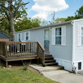 Clyde's Cabin with a private Hot Tub, hotel u gradu 'Carthage'