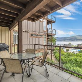 Lakefront Getaway at The Cove, hotel a West Kelowna