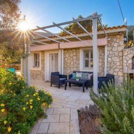 Holiday home with hot tub Sveti Jakov, Losinj - 24017, hotel a Sveti Jakov