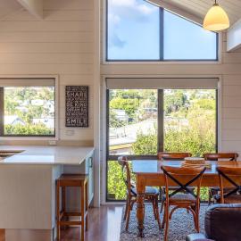 Matai Cottage in Oneroa with Sea Views