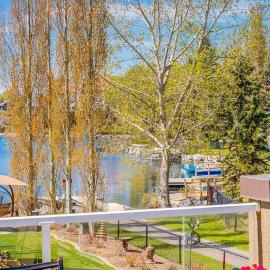 Calgary Lake House B&B، فندق في كالغاري