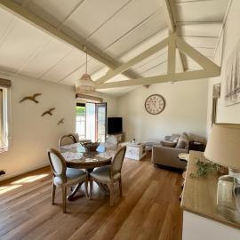 브레데네에 위치한 호텔 Myfa Beachcottage Zeewind II 243