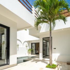 Villa Le Blanc - Tropical Luxury 3BR Villa with Pool & Rooftop Views in Tumbak Bayuh