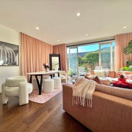 Soft Modern Glamour in the Heart of Camberwell, hotel din Camberwell