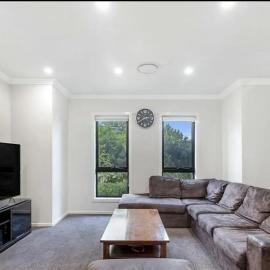 Family Home with Separate Stuio، فندق في Riverstone