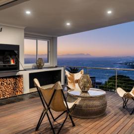 Phezulu Manor - Luxury Villa with Panoramic Views & 5 Terraces, hotel in Gordonʼs Bay