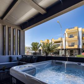 MaXi Suite 75 with Jacuzzi,By IdealStay Experience, hotel in Gázion