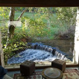 La chapelle moulin traversée par l'eau jacuzzi piscine classé 5 étoiles