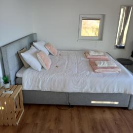 Vineyard cottage foggy sea، فندق في Semič