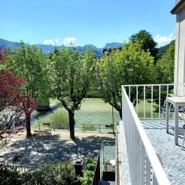WOLKE, Apartment mit Balkon am Fluss, Zentrum