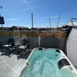 Sunnymede A5 with hot tub- Fantasy Island - pet friendly, WiFi, central heating - Meadow Lakes Caravan & Lodge Hire, hotel v destinácii Ingoldmells