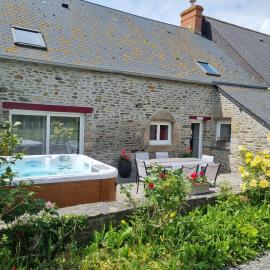 Au Mont De La Rive #Jaccuzi et Mont-Saint-Michel #, ξενοδοχείο σε Pontorson