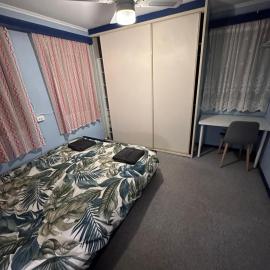 Cozy Queen Room in Peaceful House with Garden - KV3, Hotel in Kellyville