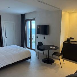 Sul mare, hotel u gradu 'Trani'