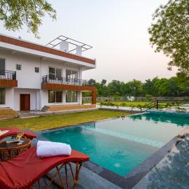 ELIVAAS 3 BHK Amber Villa With Pvt Pool, Game Room & Studio Rooms、Dhaujのホテル