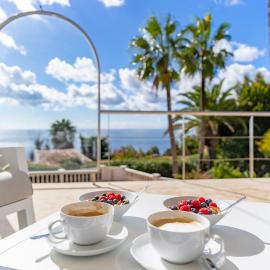 Villa Shangri-La, sea view, pool and panoramic view, hotel in Sotogrande