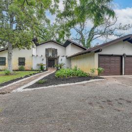 2 Mi to Dtwn: Spacious Angleton Home w/ Courtyard!，安格爾頓的飯店