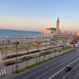 Spacious apartment beachfront city center, hotel din Casablanca