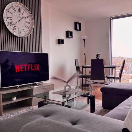 Penthouse Gem, Central, Scenic Views, Stylish, Modern, City Centre 2BR