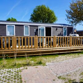Moderne chalet op het strand, hotel i Kropswolde