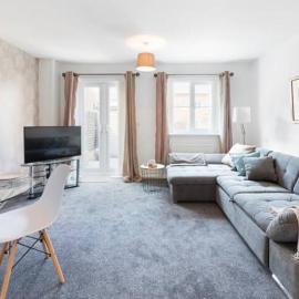 Spacious Bedrooms in Walsall -Modern 3 Bathrooms-Sleeps 9