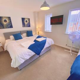 Trendy Bedrooms in Walsall -Modern 3 Bathrooms-Sleeps 9