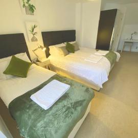 Peaceful Bedrooms in Walsall -Modern 3 Bathrooms-Sleeps 9