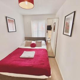 Bright Bedrooms in Walsall -Modern 3 Bathrooms-Sleeps 9