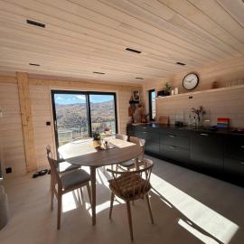 Moderne fjellhytte med panoramautsikt, ski in out