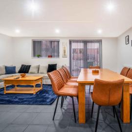7 Bed House - Close to A46，沃里克的飯店