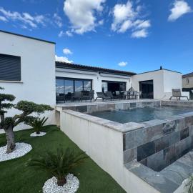 Maison Moderne piscine chauffée, hotel i Saint-Hilaire-de-Brethmas