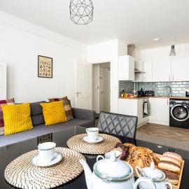 The Sant Bank, central, contractors friendly, 1 bed, sleep up to 4, modern, near beach