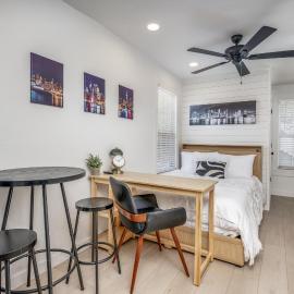 The Vanderbilt Mansion Apt 7 Near Downtown and TWU, hotel in Denton