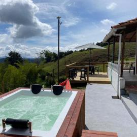 Hermosa Finca Con Piscina y Jacuzzi, Hotel in El Peñol