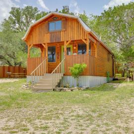 Cozy Couple's Cabin Retreat in Concan!, Hotel in Concan