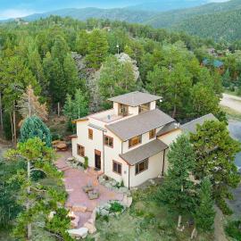 Luxurious Rocky Mountain Retreat above Boulder, Hotel in Nederland