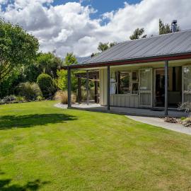 Lake Hawea Hideaway - Lake Hawea Holiday Home, hotel in Lake Hāwea