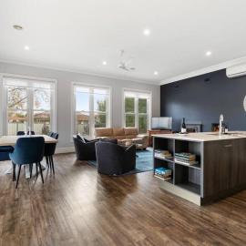 'Barton House' - Ideal Location Stroll to CBD