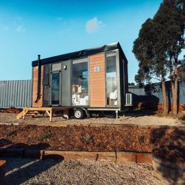 Farm Stay at Sheltered Paddock by Tiny Away โรงแรมในWarrenmang