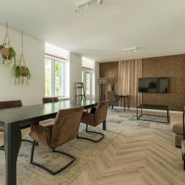 New xl prestige home with balconies, Hotel in Roosendaal