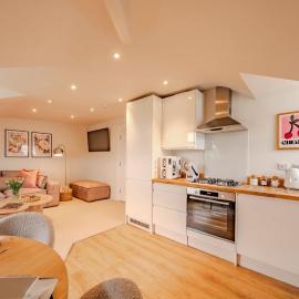 Top Floor - Pavilion View Apartment