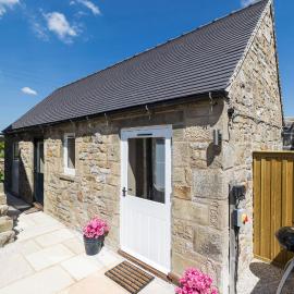 Country Cottage with Hot Tub - pre-heated for your arrival, hotel in Buxton