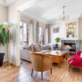 Spacious 3 bedrooms apartement 135 m & privative parking